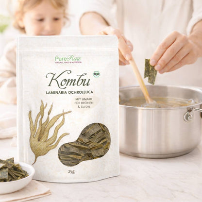 PureRaw Kombu Algen Verpackung in einer hellen Küchenszene bei der Zubereitung einer Brühe.