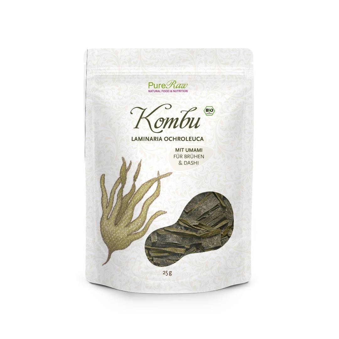 Weiße Standbodenverpackung mit Bio Kombu Algen von PureRaw, 25 g, freigestellt auf hellem Hintergrund.