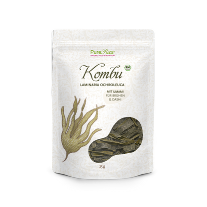 Weiße Standbodenverpackung mit Bio Kombu Algen von PureRaw, 25 g, freigestellt auf hellem Hintergrund.