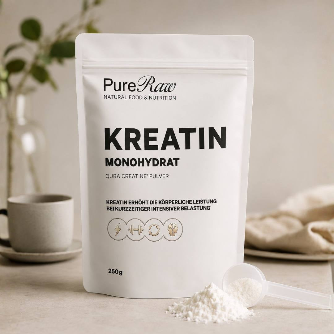 PureRaw Kreatin Monohydrat mit Pulver auf hellem Tisch
