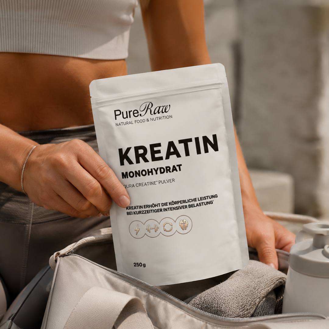 Person nimmt PureRaw Kreatin Monohydrat aus einer Sporttasche