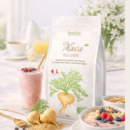 PureRaw Maca Pulver neben Smoothie, Frühstücksbowl und Maca-Wurzeln