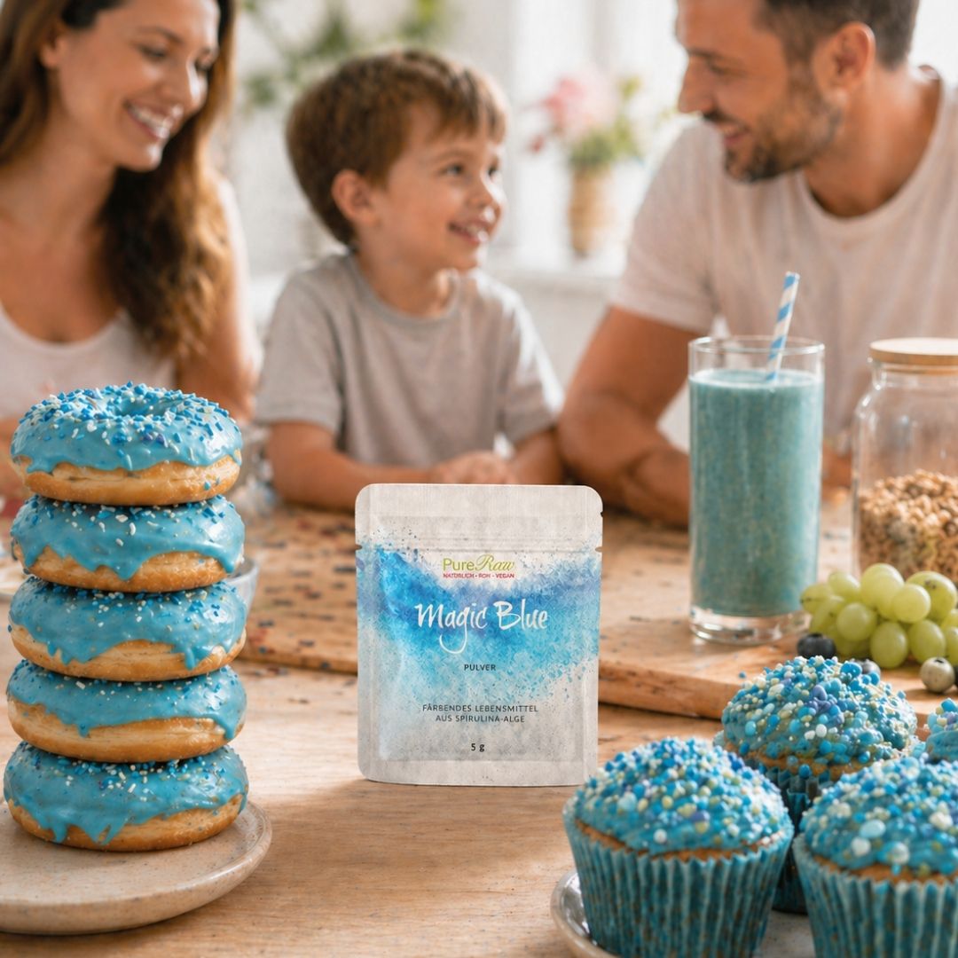 Familie mit blau gefärbtem Kuchen, Cupcakes und Magic Blue
