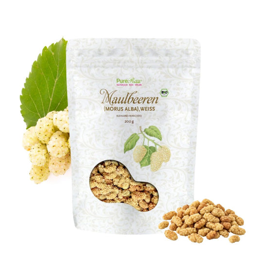 PureRaw Bio-Maulbeeren mit frischen weißen Maulbeeren, grünem Blatt und einem Haufen getrockneter Früchte neben der Verpackung.