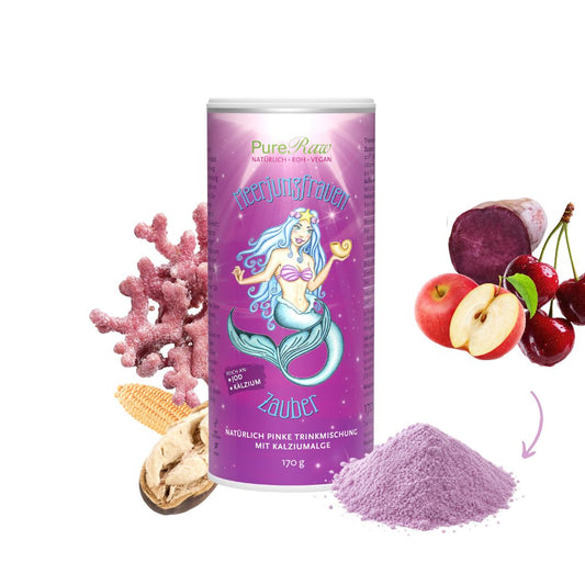 Dose mit Zutaten: PureRaw Meerjungfrauen Zauber neben einem rosa-violetten Pulverhaufen, Mais, Baobab und einer Kalziumalgen-Illustration, mit Farbe aus Süßkartoffel, Kirsche und Apfel.