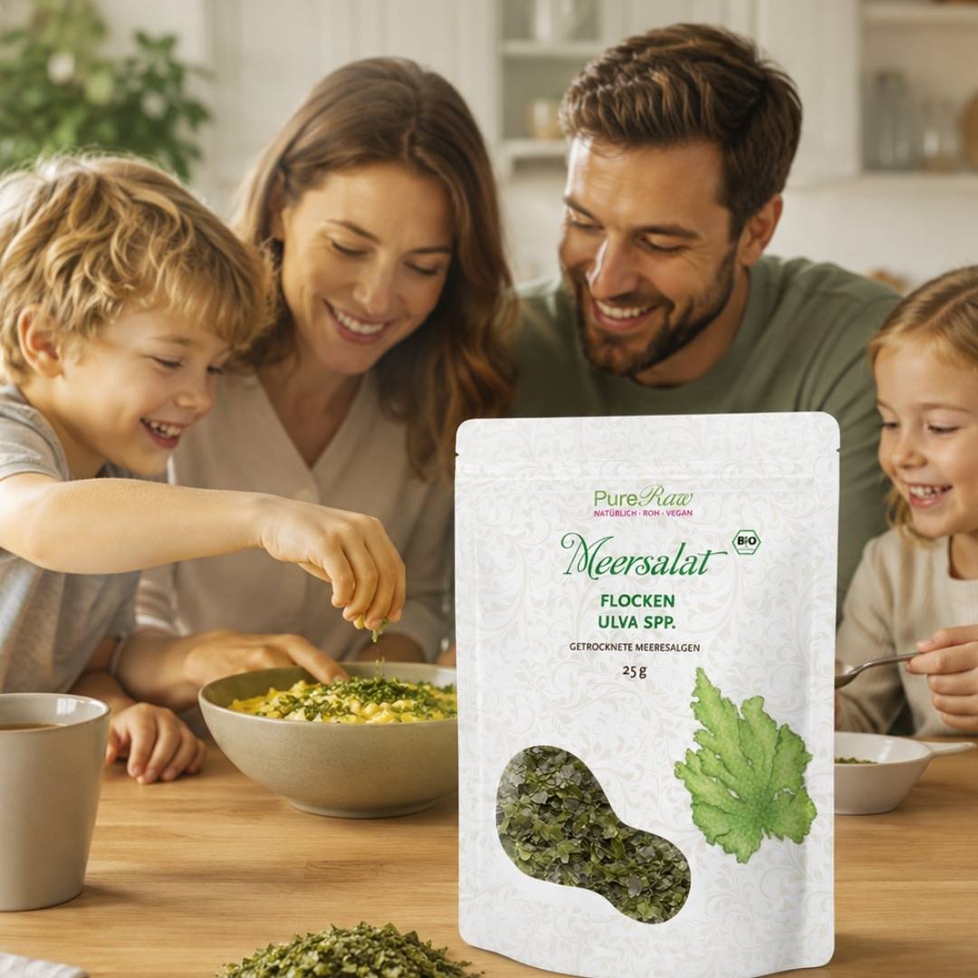 Familie bereitet gemeinsam ein Gericht mit PureRaw Meersalat Flocken zu