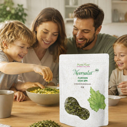 Familie bereitet gemeinsam ein Gericht mit PureRaw Meersalat Flocken zu