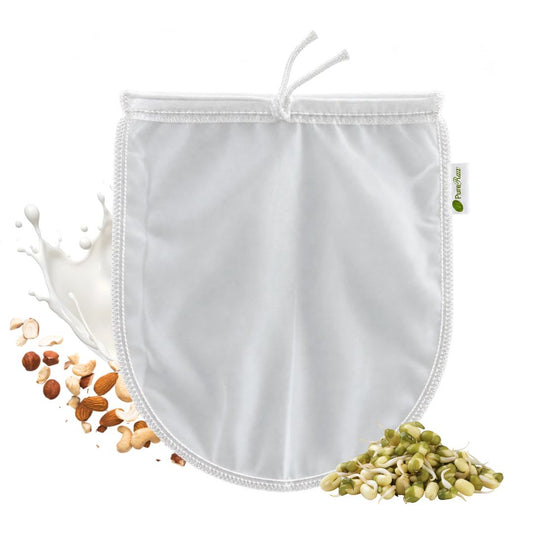 Beutel mit Zutaten: PureRaw Nussmilchbeutel mit Nüssen, Kernen und einem weißen Pflanzendrink-Spritzer auf hellem Hintergrund.