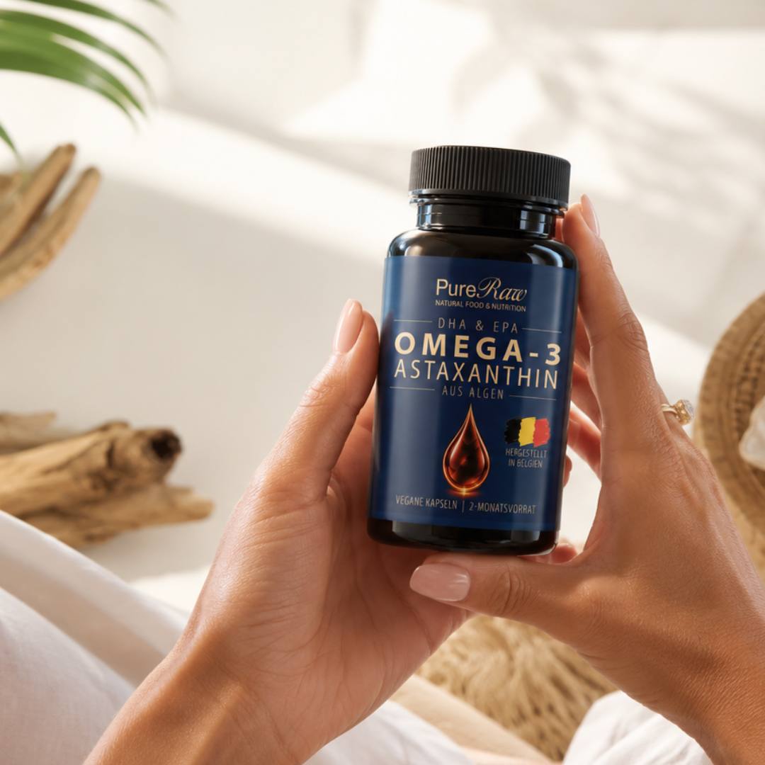 Hände halten die PureRaw Omega-3 plus Astaxanthin Dose in heller Alltagsszene