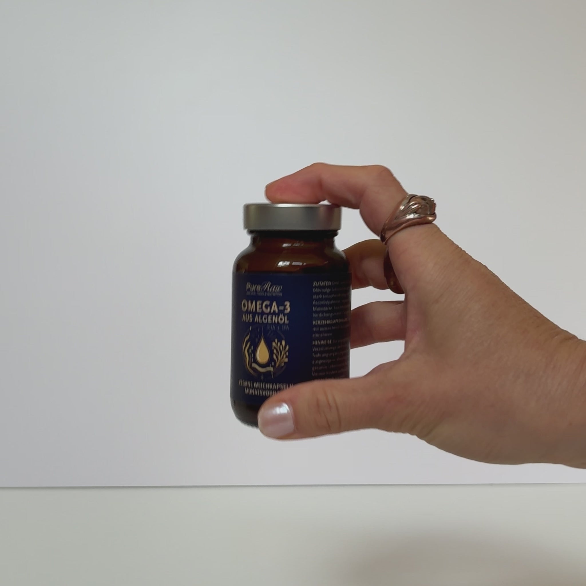 Video vom Öffnen der Omega-3 aus Algenöl Dose und präsentieren der Softgelkapseln