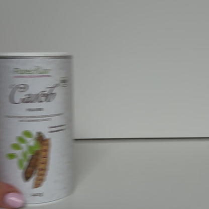 Video von PureRaw Carob Pulver, das in Wasser gelöst wird.