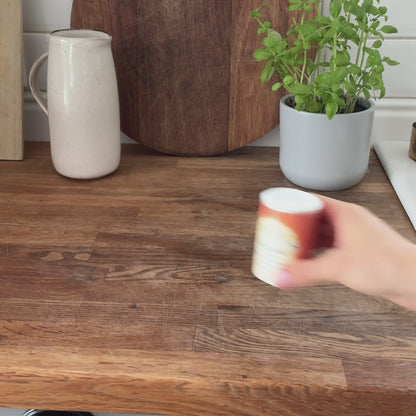 Video PureRaw Amalaki Pulver öffnen und in Joghurt, Müsli, Wasser und Smoothie einrühren