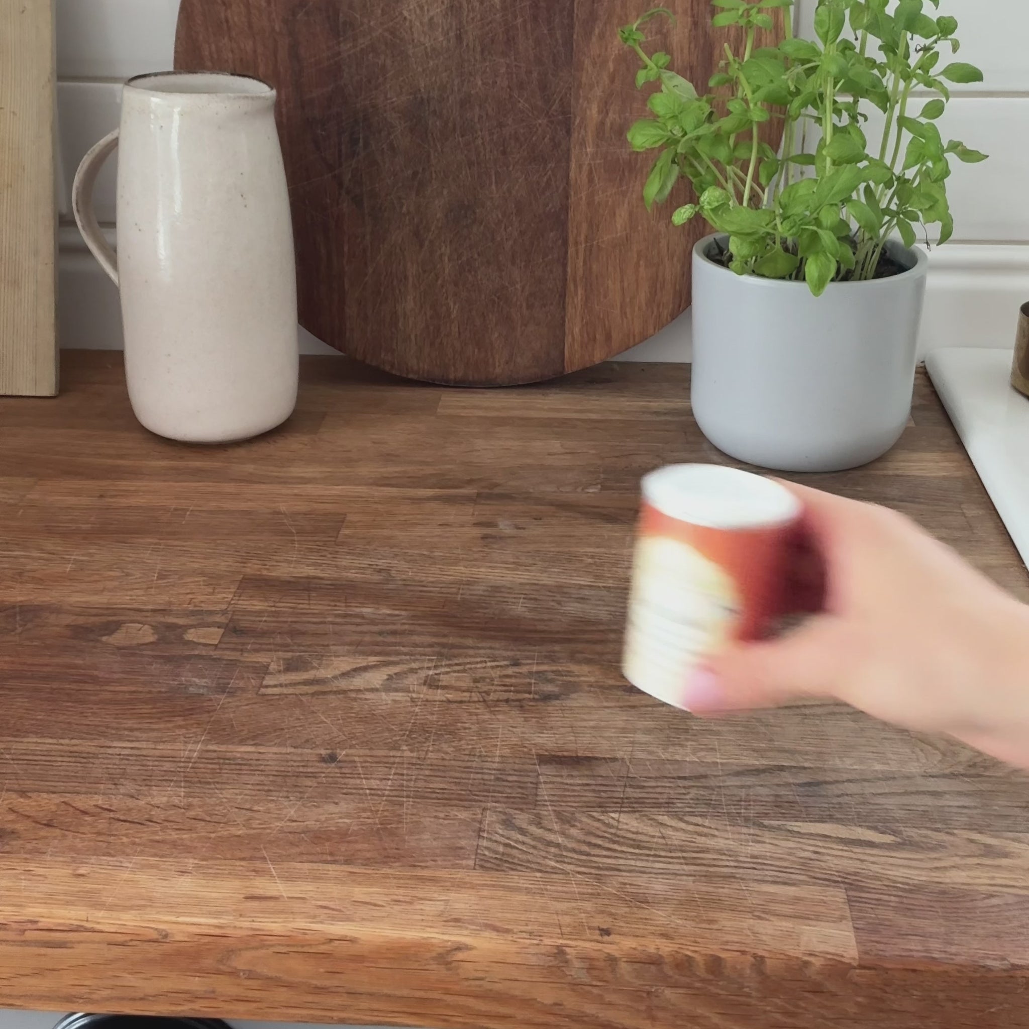 Video PureRaw Amalaki Pulver öffnen und in Joghurt, Müsli, Wasser und Smoothie einrühren