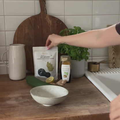 Video Zubereitung der PureRaw Bio Wakame Flocken in einer Schale zu Wakame-Salat
