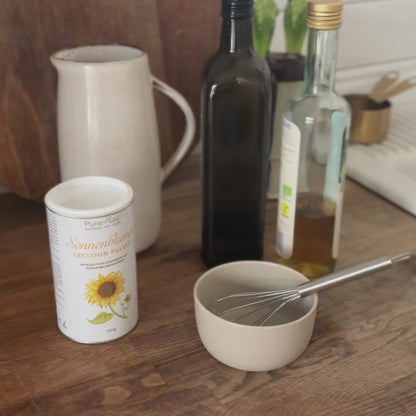 PureRaw Sonnenblumenlecithin-Pulver wird in einer Küche mit Messbecher und Schale verwendet