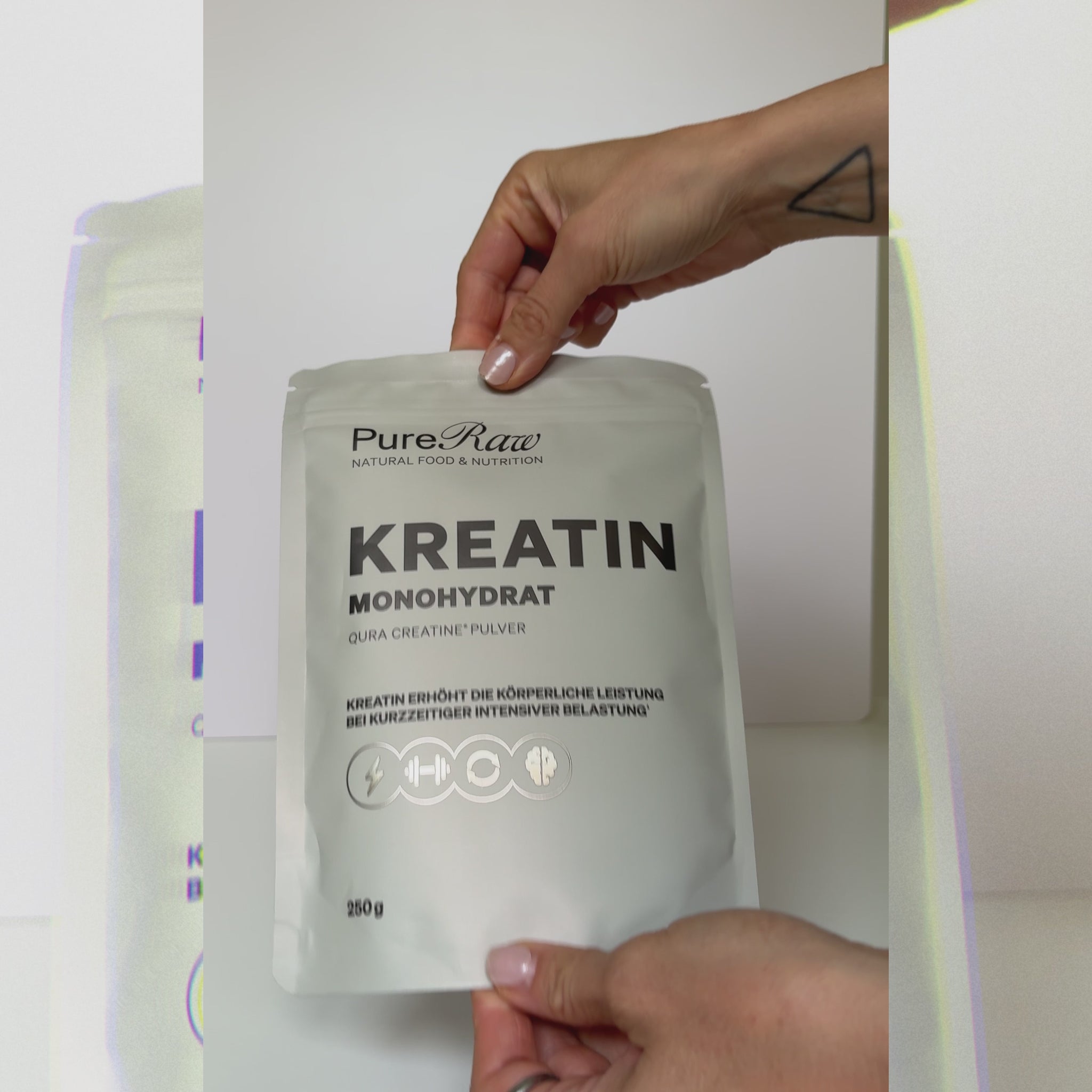 Video, in dem eine Tüte Kreatin geöffnet und das Pulver gezeigt wird. Anschließend wird ein TL Kreatin-Pulver in ein Glas Wasser gerührt.