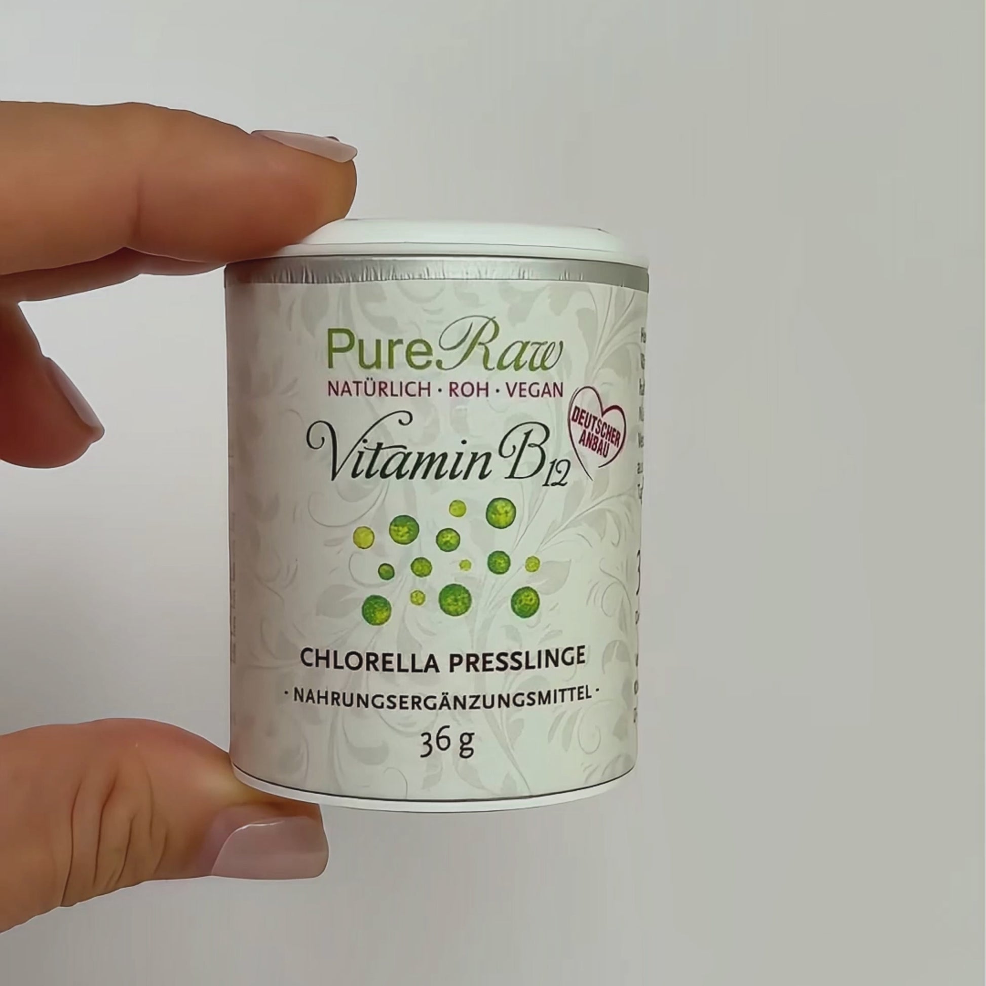 Video mit Hand hält eine Dose PureRaw Vitamin B12 Chlorella Presslinge