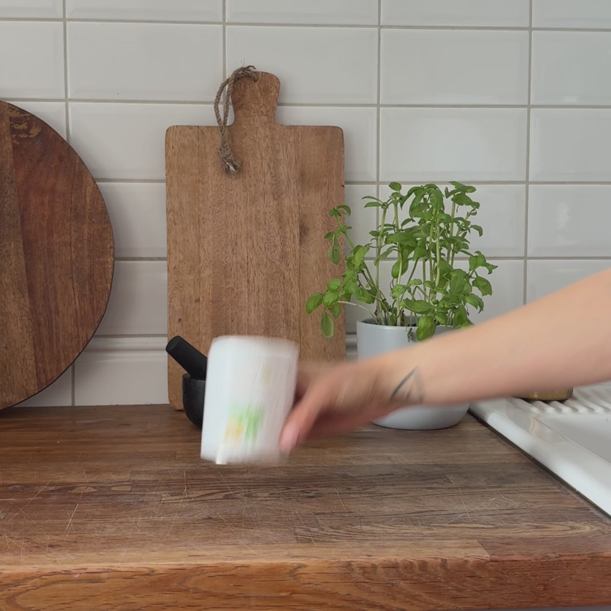 Video vom Öffnen einer Maca Dose und Herstellung eines Maca-Matcha_Lattes
