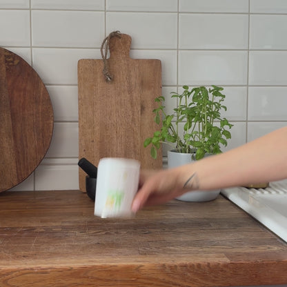 Video vom Öffnen einer Maca Dose und Herstellung eines Maca-Matcha_Lattes

