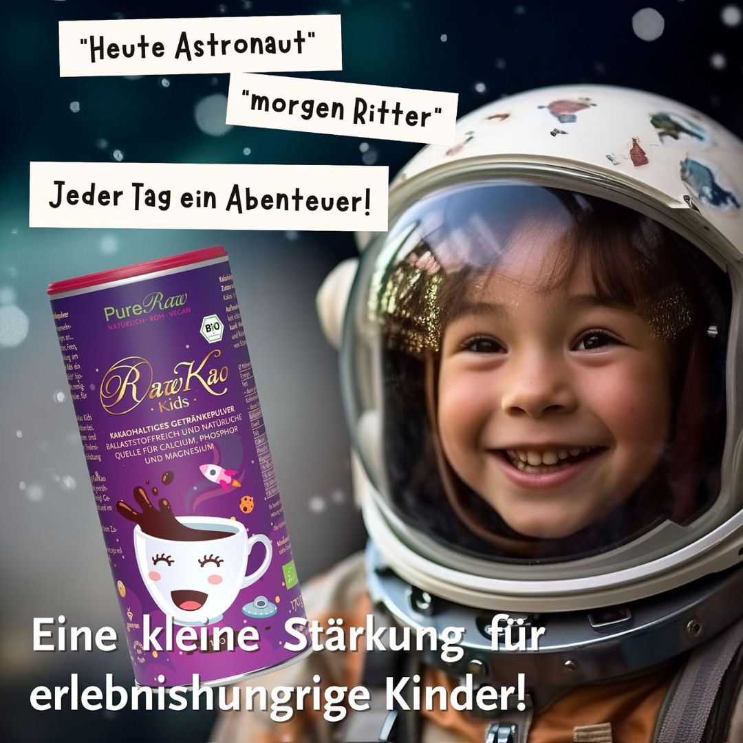 RawKao Kids Trinkschokolade mit Kind im Astronautenkostüm