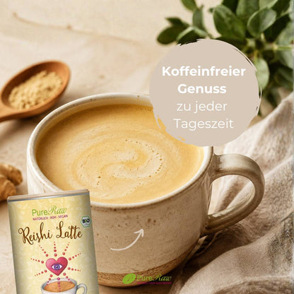 Cremiger Reishi Latte mit Milchschaum in einer Keramiktasse