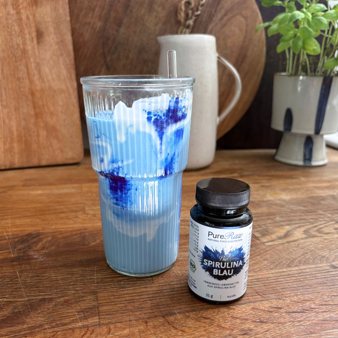 blau weißer Cloud-Drink mit Bio Spirulina Blau von PreRaw
