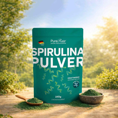 PureRaw Spirulina Pulver aus Deutschland vor einer sonnigen Naturlandschaft