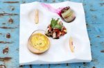 fruchtiges Strauchtomatenceviche - Labskausröllchen - Bouillabaisse-Shot mit goldener Rouille  - 